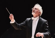 Hans-Christian Euler dirigiert das Kammerorchester in der Martinskirche in Engelbostel. Foto: Sihoon Kim
