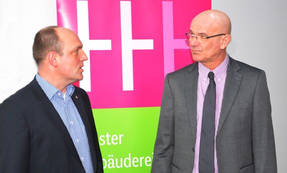 Uwe Haster (links) im Gespräch mit Superintendent Holger Grünjes. Foto: Andrea Hesse