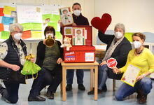 Kathrin Linde (rechts) überreichte die Urkunde zum Projekt „Starke Kinder Kiste!“ an Beate Przybilla (von links), Petra Bohn, Wencke Blanke und Christa Müller. Foto: Andrea Hesse