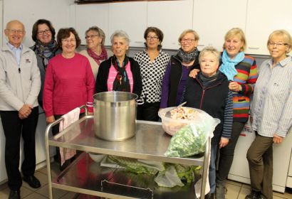 Die beiden Kochteams mit Werner Dybek (von links), Christel Kohne, Margret Rose, Dorothea Kunath, Erika Laven, Barbara Jungen, Petra Finster, Iris Schollmeier, Karin Dalitz und Sylvia Dippel in ihrer Küche.