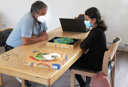 Lernen und Spielen: Im LernRaum des Familienzentrums „Emma und Paul“ unterstützen ehrenamtlich Tätige Schulkinder aus Langenhagen. Foto: Sabine Behrens