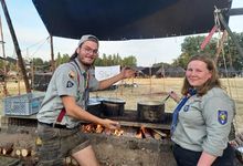 Flocke und Lucy kochen am offenen Feuer für die Pfadfinder:innen beim Bundeslager. Foto: Anne Basedau