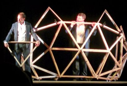 Lukas Ullrich (links) und Till Florian Beyerbach (rechts) bauen nach und nach die Kuppel aus Holzdreiecken zusammen. Foto: Meret Köhne