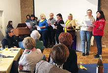 Gemeinsam sangen die ukrainischen Frauen im Blau-gelben Wohnzimmer ein ukrainisches Volkslied. Foto: Andrea Hesse