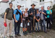 Die Bethlehemgemeinde ist erreicht (von links): Pfarrer Gerhard Bergner (Leipzig), Christoph Magirius (Leipzig), Renate Hofmann (Wunstorf), Eberhard Engel-Ruhnke, Susanne Ruhnke, Pastor Dr. Frank Foerster und Elisabeth Magirius (Leipzig).