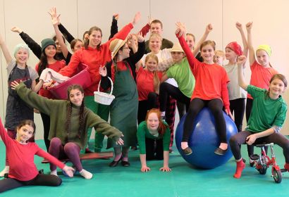 Den ganz normalen Familienwahnsinn präsentieren die Kinder und Jugendlichen des Zirkus Hermine. Foto: privat