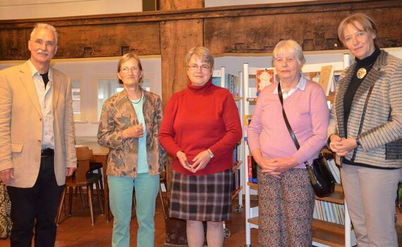Pastor Rainer Henne (von links) verabschiedete Erika Zaepke, Petra Kellmann, Thiwe Schierwater und Margret Oberthür aus der Gemeindebibliothek. Foto: Andrea Hesse