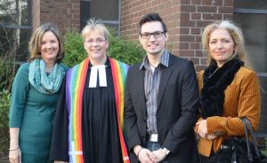 Gemeinsam mit Martina Strehler (links) und Dr. Susann Popella führte Pastorin Birgit Birth Philipp Wüpperling in sein Amt als Leiter der Kindertagesstätte „Die Arche“ ein. Foto: A. Hesse
