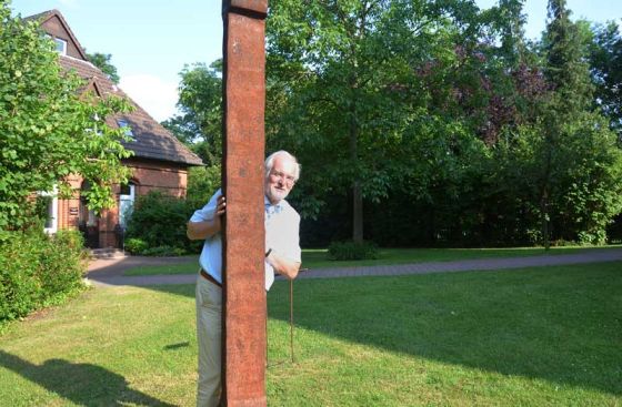 „Ein großes Stück Zuhause“: Volkmar Biesalski vor dem Pfarrhaus in Bissendorf. Foto: Andrea Hesse