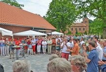 Vor der schönen Kulisse der St.-Marcus-Kirche weihten Gemeindeglieder und Gäste das neue Gemeindezentrum ein. Foto: Sonja Tiemeyer