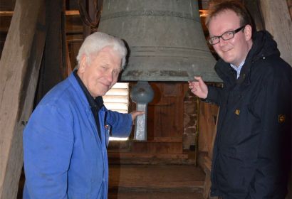 Noch hängt der Klöppel fest: Glockenmeister Günter Kisselbach (im Bild links) berichtet Pastor Rainer Müller-Jödicke regelmäßig über die Sicherheit der Engelbosteler Glocken.