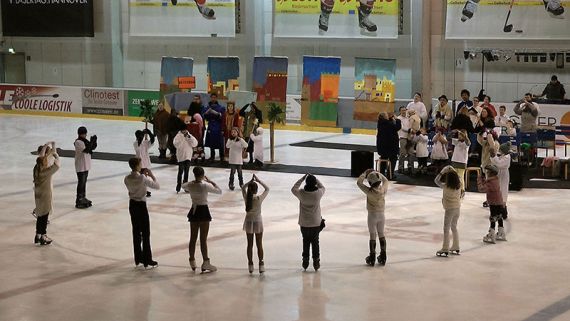 Ein ungewöhnliches Ereignis: die Weihnachtsgeschichte auf dem Eis. Foto: S. Zieseniß