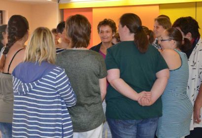 Wo besteht in unserer Einrichtung Handlungsbedarf? Die Klärung im Team hat unter der Anleitung von Angelika Maasberg begonnen. Foto: Andrea Hesse