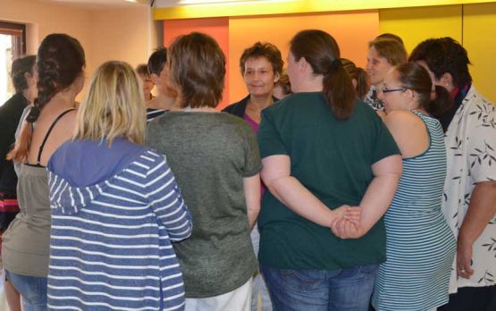 Wo besteht in unserer Einrichtung Handlungsbedarf? Die Klärung im Team hat unter der Anleitung von Angelika Maasberg begonnen. Foto: Andrea Hesse