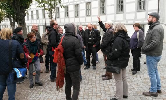 Professor Axel Noack (Mitte, mit Schirmmütze) führte die Kirchenkreiskonferenz durch die Franckeschen Stiftungen in Halle. Foto: A. Hesse