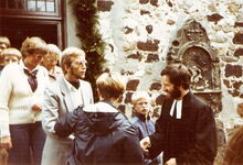 Pastor Biesalski verabschiedet sich nach seinem Ordinationsgottesdienst am 4. September 1983 von den Gottesdienstbesuchern.