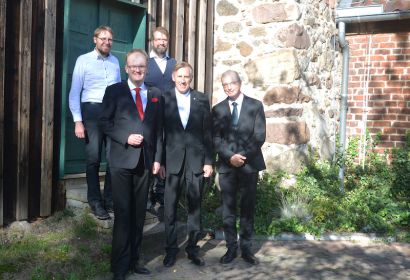 „Heute nehmen wir Pastor Schladebusch in unsere Mitte auf“ (von links): Sebastian Müller, Rainer Müller-Jödicke, Stefan Töpfer, Peer-Detlev Schladebusch und Karl-Martin Harms. Foto: Andrea Hesse