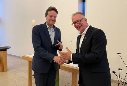 Dr. Klaus Schneider (links) nahm die Auszeichnung von Superintendent Dirk Jonas entgegen. Foto: Andrea Hesse