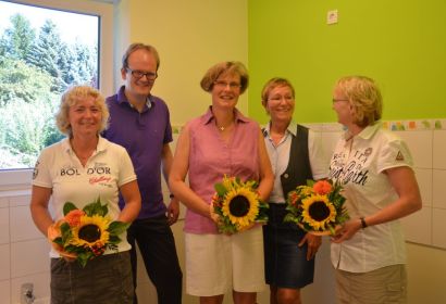 Gemeinsame Freude über die neue Krippe (von links): Dorothee Meyer, Rainer Müller-Jödicke, Frauke Kiel, Christiane Höppner-Groth und Sabine Giesa. Foto: A. Hesse