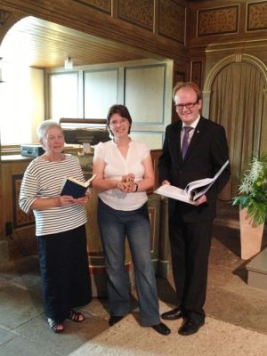 Mit Bibel, Sprechkorken und Lehrbuch wollen Prädikantin Heide-Gret Koch, Logopädin Margit Frehrking und Pastor Rainer Müller-Jödicke (v.l.n.r.) auf der Engelbosteler Kanzel zukünftige Lektoren für den Verkündigungsdienst im Kirchenkreis ausbilden.