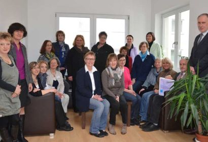 Die Teilnehmerinnen und Teilnehmer aus dem Kirchenkreis Burgwedel-Langenhagen mit Referentin Ruth Woody (Zweite von links) und Bernd Heimberg vom Diakonischen Werk der Hannoversche