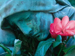 Engel mit Rose.