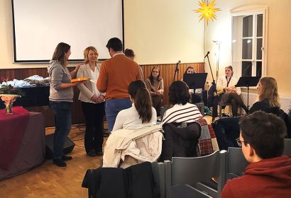Jugendpastor Maik Schwarz verabschiedete Dagmar Stoeber aus dem Kirchenkreisjugenddienst. Foto: Nathalie Schneider