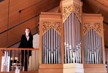 Entspannt nach der Prüfung: Annika McGuigan auf der Orgelempore in der Elzer Kirche. Foto: Arne Hallmann