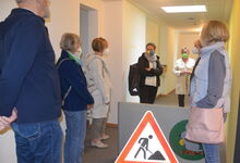 Bei einem Rundgang über die Baustelle informierten sich Vertreter*innen von Stadt, Kirchengemeinde und Kita über den Stand der Umbauarbeiten. Foto: Andrea Hesse
