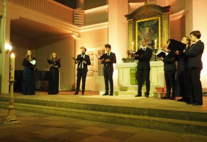 Die Sängerinnen und Sänger des Ensembles Voktett begeisterten ihr Publikum in der Brelinger Kirche. Foto: Hospizverein