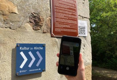 Einfach des QR-Code neben dem Eingang von St. Michaelis scannen und die Entdeckungsreise kann beginnen. Foto: Thorsten Buck