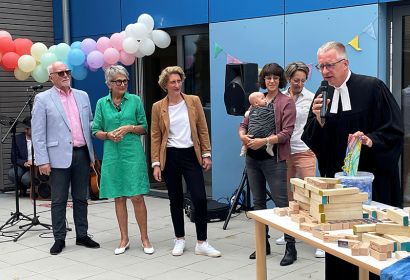 Einen Segen gaben Superintendent Dirk Jonas und ihre Familie Inga Lübbert (3. von links) mit auf ihren weiteren Weg als Leiterin der Kita Kranichweg. Foto: Andrea Hesse