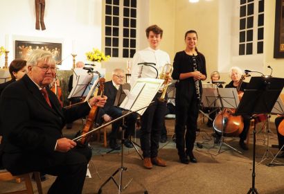 Das Elisabeth Consort Orchester aus Hannover spielt zum Gedenken an Verstorbene in St. Michaelis Bissendorf.