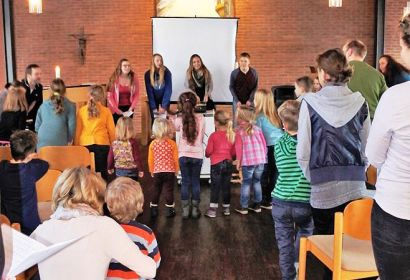 Das Kinderkirchen-Team lud zu Liedern, Basteleien und einem Film in die Elzer Kirche ein.