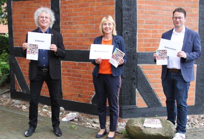 Pastor Falk Wook (von links), Insa Becker-Wook und Marko Balkenhol mit der gerade erschienenen Broschüre „Ankommen.Wahrnehmen.Zuhören“.