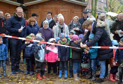 Mit Heckenschere und etwas Geduld: Gleich wird das neue Außengelände freigegeben. Foto: Andrea Hesse