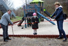 Das Warten hat ein Ende: Anke Kappler (von links), Alina und Martina Schreiber durchschneiden das rote Absperrband. Foto: Andrea Hesse
