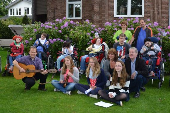 Dr. Björn Schilter und die Konfirmandinnen Mira Heitland, Merle Dalmer, und  Annika McGuigan gaben im Garten des Kinderpflegeheims ein kleines Konzert. Leiterin Gabi Schweer und Pastor Joachim Schnell freuten sich mit den Kindern und ihren Betreuern