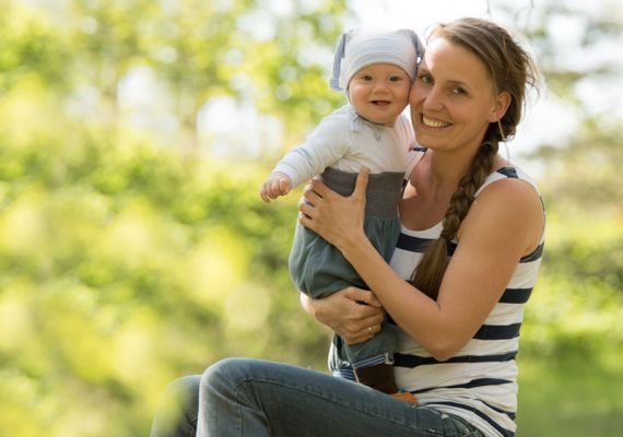 Kathrin Linde, hier mit Sohn Janne, leitet die Gruppentreffen der Windelzwerge im Pfarrhaus in Mellendorf.v