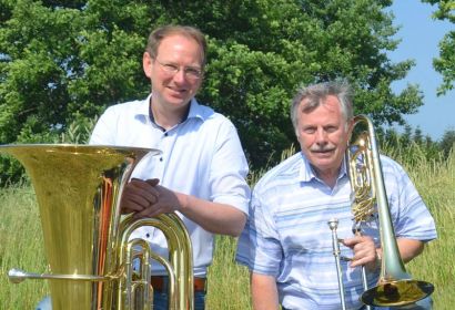 Musik verbindet: Rolf Lührs (rechts, hier mit Kantor Arne Hallmann) war der Gemeinschaftsgeist immer wichtig. Foto: Andrea Hesse