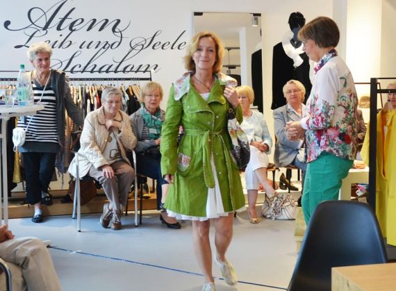 Leicht und farbenfroh: edelMut präsentiert schöne Frühjahrs- und Sommermode. Foto: Andrea Hesse