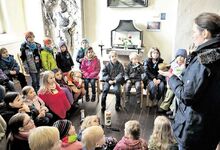 Insa Dempwolff erläutert der etwa 30-köpfigen Kindergruppe die Bedeutung von Kerzen in der Kirche. Foto: Knoche