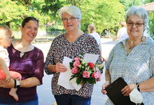 Beate Przybilla (Mitte) wurde von der stellvertretenden Leiterin Christa Müller (rechts) und der früheren Brelinger Pastorin Debora Becker (hier mit Tochter Hella) in den Ruhestand verabschiedet. Foto: Friedrich Bernstorf
