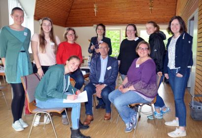 Annäherung an das Glück: das Team der Organisatorinnen mit Susanne Niemeyer (hinten, 3. von links), Superintendent Holger Grünjes und Teilnehmerinnen der Schreibwerkstatt. Foto: Andrea Hesse