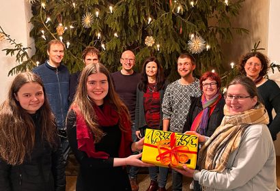Leni Wünsch und Sarah Dedecke aus der Evangelischen Jugend in Bissendorf freuen sich über die Spende von Anne-Kristin Altschaffel vom CVJM. Foto: Thorsten Buck