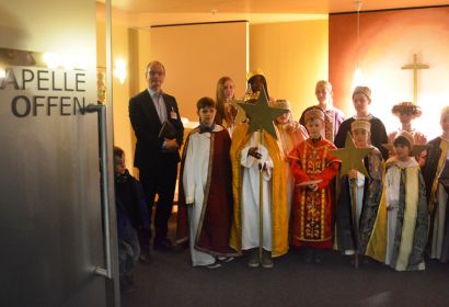 Flughafenseelsorger Karl-Martin Harms begrüßte die Sternsinger in der Flughafenkapelle. Foto: Andrea Hesse