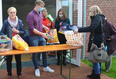 Anke Cohrs (von links) gab gemeinsam mit Josua Masser, Kathrin Ohm und Jana Schmalfuß die Preise an Gewinnerinnen und Gewinner aus. Foto: Andrea Hesse