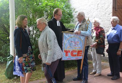 Mit persönlichen guten Wünschen verabschiedeten viele Mitglieder der Martinskirchengemeinde ihren Pastor und seine Frau Wiebke Müller-Jödicke (links). Foto: Andrea Hesse