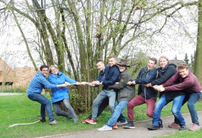 Starke Bande: die Bissendorfer Pastoren Thorsten Buck und Wibke Lonkwitz (links) und das Vogesenzeltlager-Team.