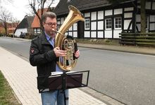 Michael Vogt will in der Karwoche und zu Ostern täglich um 18 Uhr in Engelbostel und Schulenburg ein Abendlied auf dem Tenorhorn spielen. Foto: Brigitte Vogt